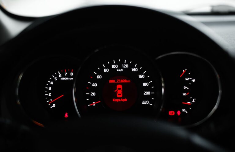 لوحة عدادات سيارة مع إشارة الباب المفتوح